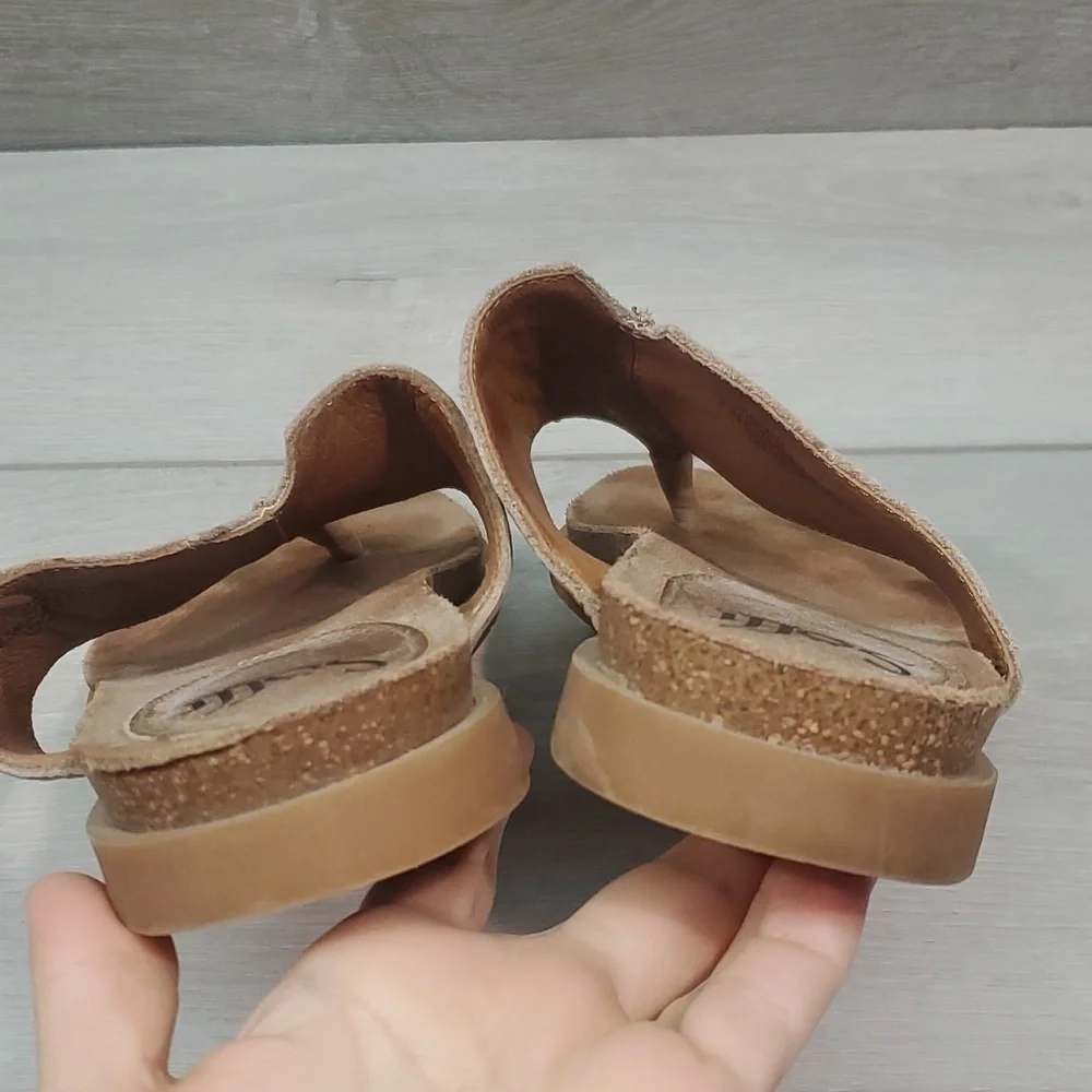 Sofft Womens Comfort Leather T strap Sandals Flats shoes 8.5M